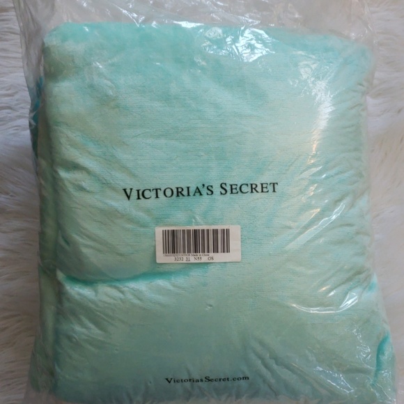 Rare HTF VS Pink sherpa blanket 60X72 - Picture 3 of 4